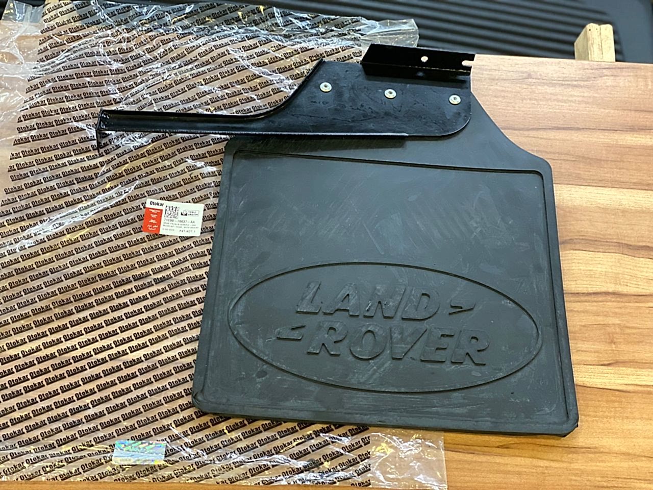 Defender Sağ Arka Paçalık Braketli Logo HD 71C00-70037-AA